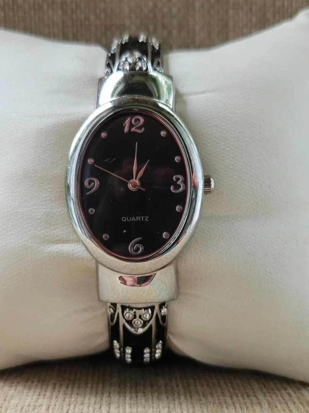 Fashion Women Wristwatch Black/Silver Tone Cuff Band Quartz Analog Watch Unbran